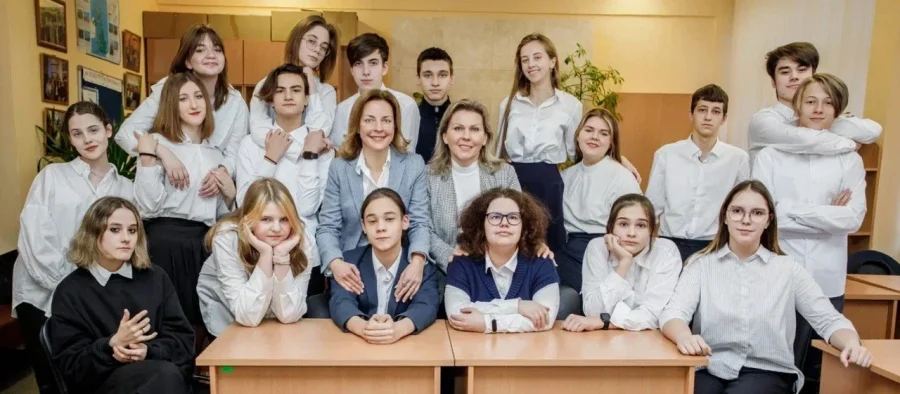 Полного дня, загородные, с углублённым IT и языками: Крылья, Детская академия наук, SchoolTime, Хексли и ещё 20 — адреса, цены, условия.