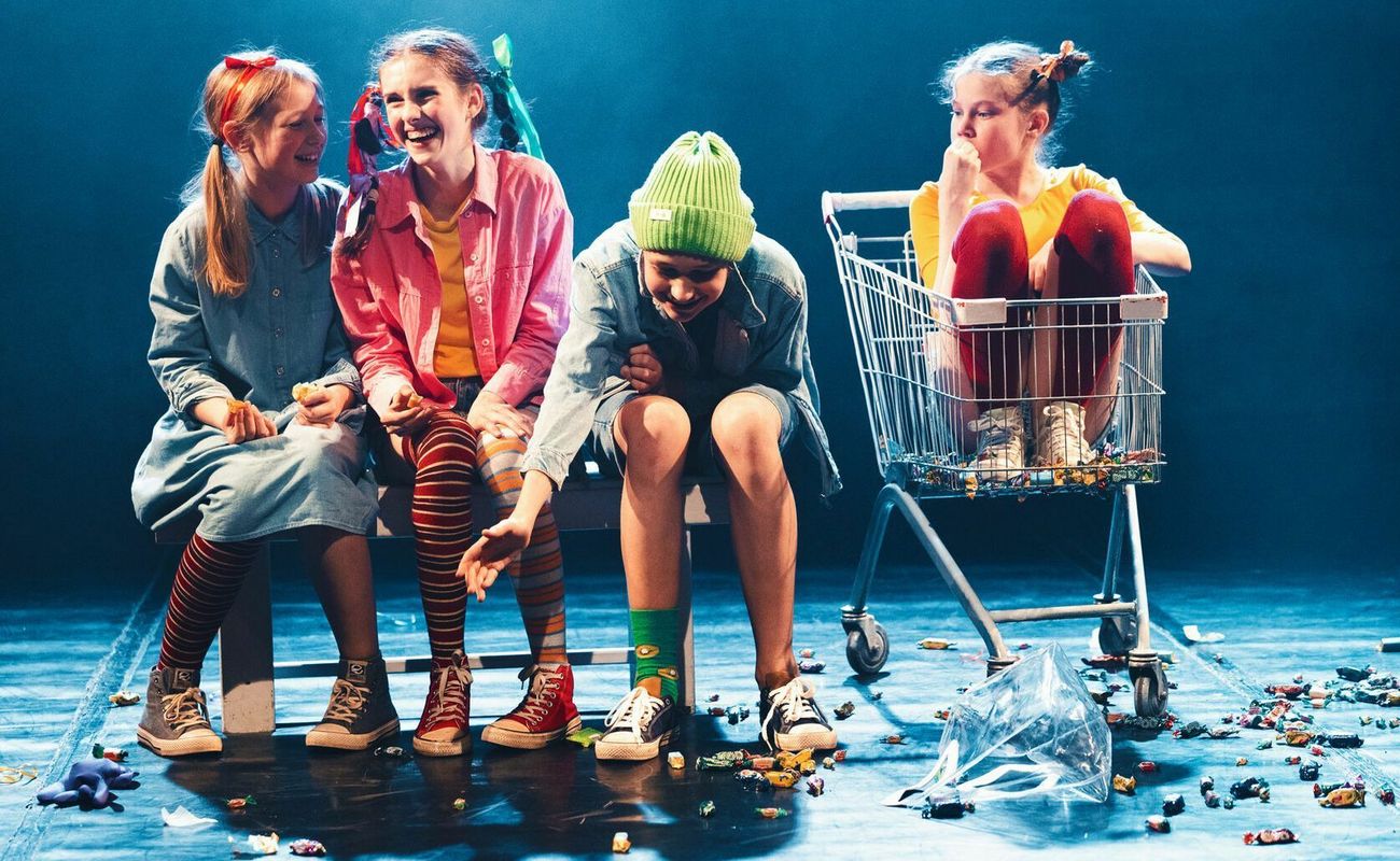 Освоить творческую профессию, раскрыть навыки артиста, избавиться от зажимов и стеснения — для актерских курсов нет ничего невозможного. Здесь учат сценическим движениям, погружению в образ, импровизации, правильной и красивой речи. Питер Online собрал подборку театральных студий, которые пробудят в вас талантливого актера.