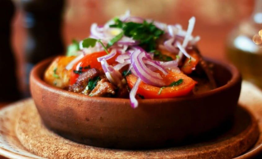 Недалеко от станции метро Горьковская есть кафе «ЭРГЕТА», где настоящие грузины готовят настоящие грузинские блюда. Сочетание свежего мяса, сочных овощей и ароматных специй никого не оставят равнодушным.Эти блюда должен попробовать каждый: