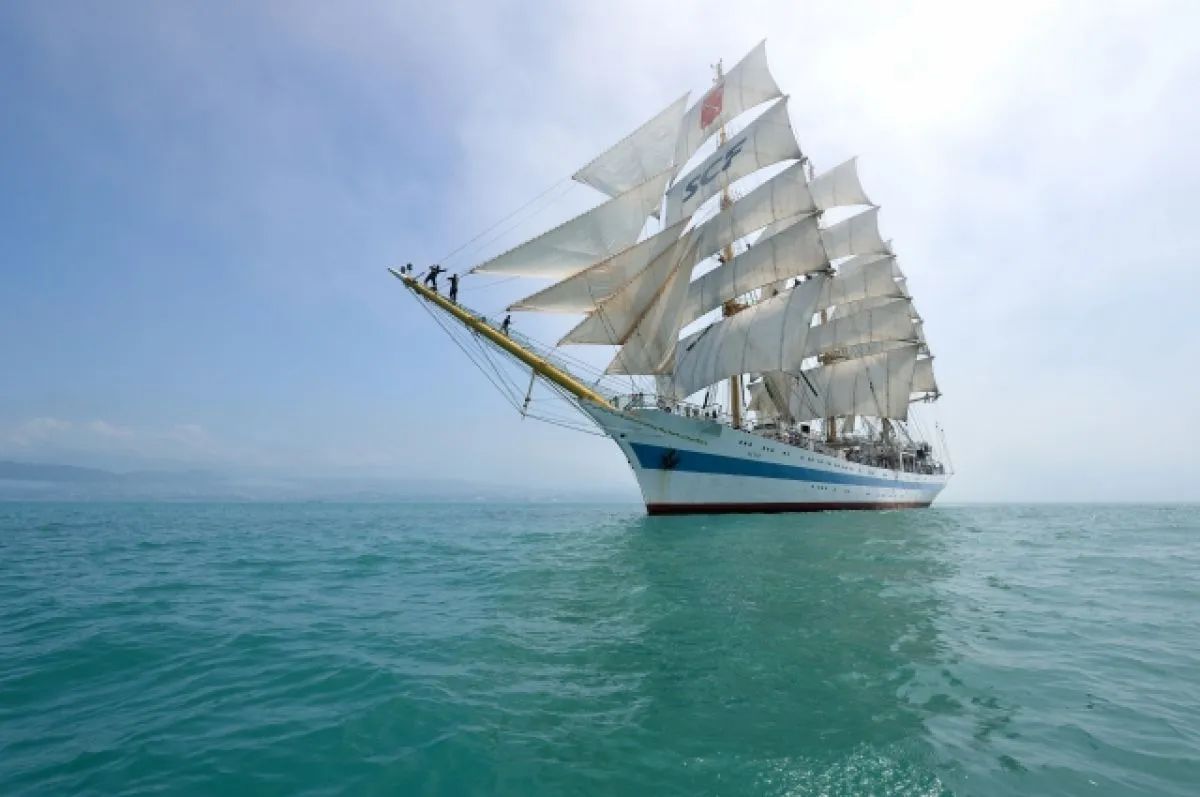 На борту судна- курсанты Государственного университета морского и речного флота имени адмирала Макарова. За время плавания парусник посетит 18 портов и примет участие в крупных морских фестивалях.&nbsp;