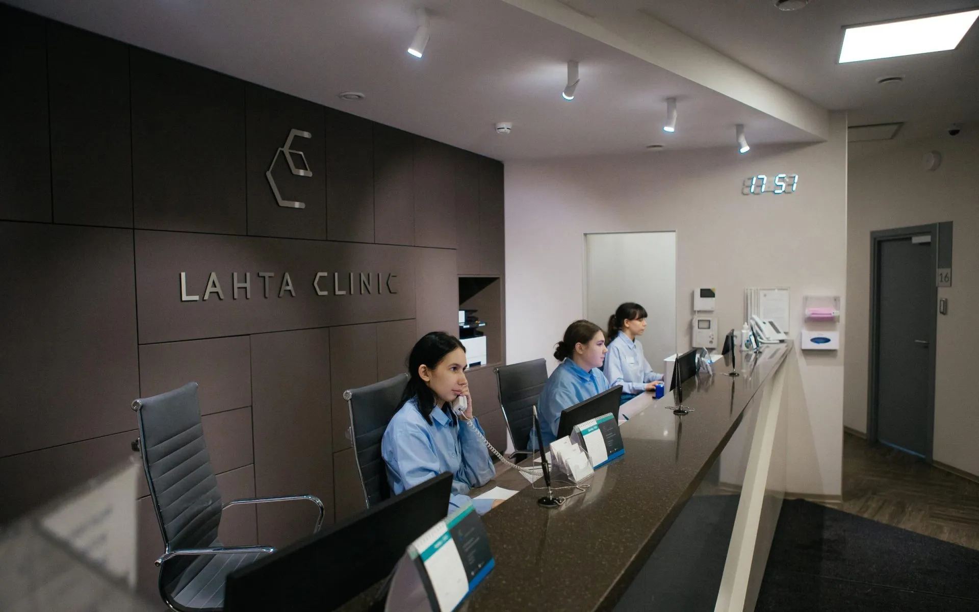 Ресепшен Lahta Clinic в Санкт-Петербурге