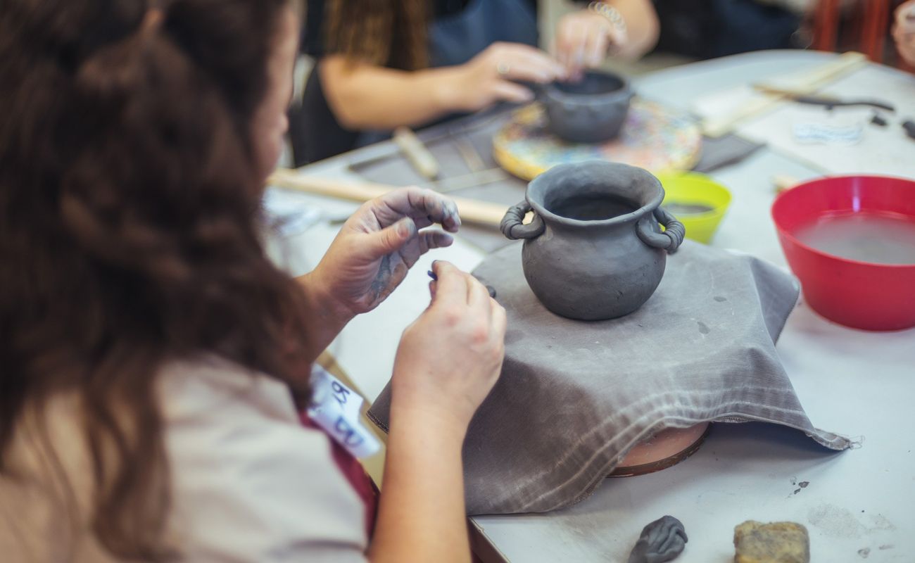 Питер Online нашел студии для тех, кто давно хочет поработать с деревом, металлом, глиной, тканью и стеклом. Совсем не обязательно иметь многолетний опыт и знания. Мастера с нуля обучат вас писать картины маслом, выдувать вазу, шить трендовую одежду, ковать из железа ножи, изготовлять ювелирные украшения и делать мебель из дерева.