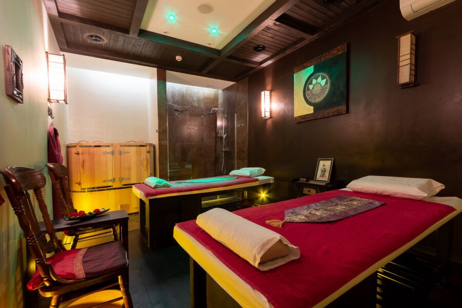 Роскошный интерьер салона Royal Thai на Невском проспекте в Санкт-Петербурге с декоративными элементами в тайском стиле и VIP-зоной для массажа