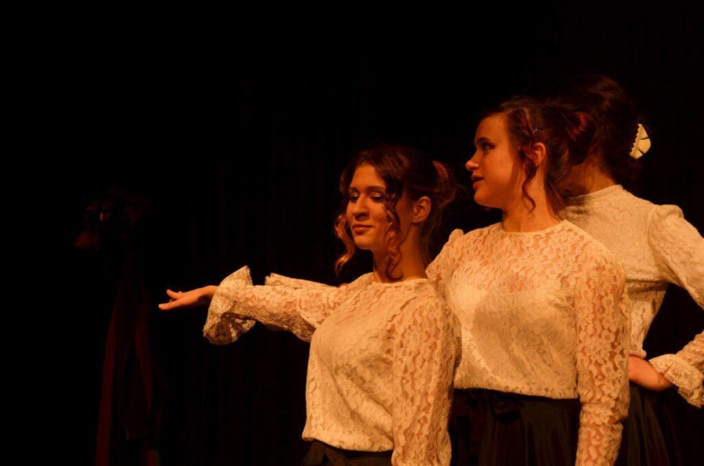 Научиться классно кататься на роликах, изучить основы журналистики и фотографии, стать настоящим мастером Кунг-фу, обучиться игре на барабанах и различным видам жонглирования, начать танцевать страстное танго, попробовать себя в актерском амплуа, получить прекрасную растяжку в Петербурге может любой желающий не потратив ни копейки.