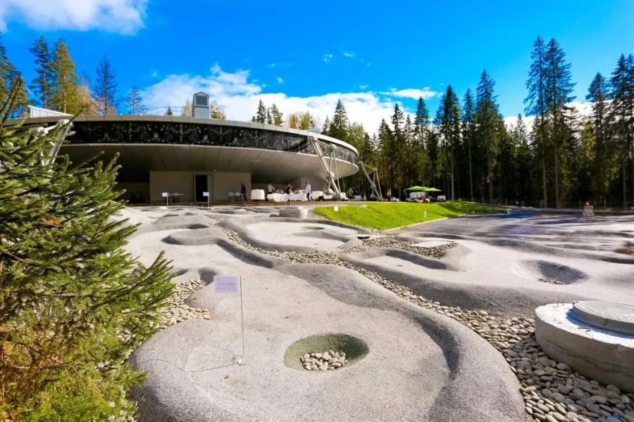 Традиционные русские бани и деревянные коттеджи базы отдыха Орех, расположенные на берегу озера Отрадное с собственным пляжем и причалом