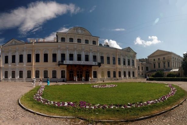 u0428u0435u0440u0435u043cu0435u0442u0435u0432u0441u043au0438u0439 u0434u0432u043eu0440u0435u0446 u0437u0430u043fu0443u0441u043au0430u0435u0442 u043bu0435u043au0446u0438u0438-u043au043eu043du0446u0435u0440u0442u044b u043fu043e 40 u0440u0443u0431u043bu0435u0439