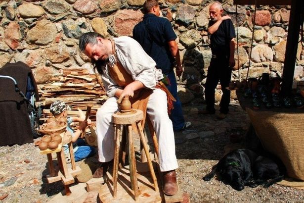 u041bu0438u0442u043eu0432u0446u044b u043du0430u0443u0447u0430u0442 u043fu0435u0442u0435u0440u0431u0443u0440u0436u0446u0435u0432 u0440u0435u043cu0435u0441u043bu0443