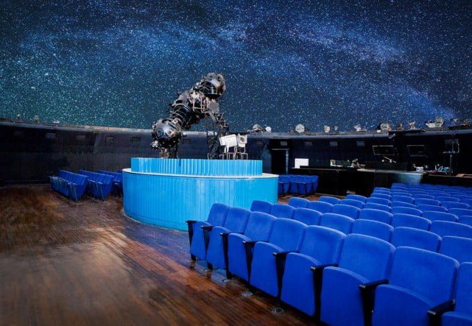 12 и 25 ноября петербуржцы, посещая Петербургский планетарий, будут не просто смотреть на звёздное небо, но и насладятся прекрасной классической музыкой. В рамках проекта «Классика в темноте» в планетарии дадут два таких концерта.