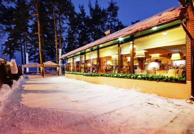 Новогодняя атмосфера уже царит в загородном ресторане&nbsp;RUNO.RU&nbsp;на побережье Финского залива. Уютный зал с панорамными окнами с видом на сказочно-красивое побережье с многовековыми соснами. Блюда Европейской, Восточной и Японской кухни. А в Новогоднюю ночь гостям ресторана обещают показать все 2016 оттенков Счастья.