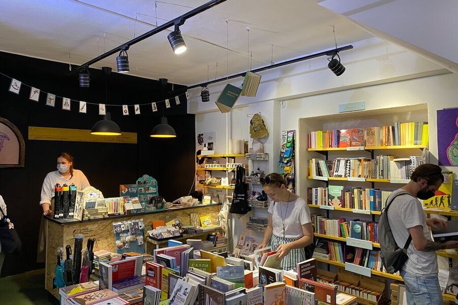 Стильный интерьер магазина Перед прочтением сжечь с креативным оформлением и подборкой книг для саморазвития и творчества