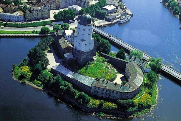 Средневековый уголок недалеко от Петербурга признали лучшим местом для проведения различных туристических событий и удостоили его удостоили национальной премии «Russian Event Awards» в области событийного туризма.