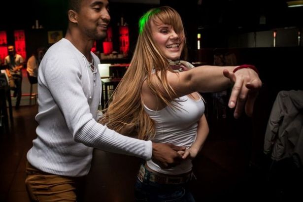 Научиться двигаться в ритме латино? Освоить зажигательные ритмы зумбы и сальсы? Легко! 22 ноября состоятся бесплатные уроки по этим направлениям. Они помогут узнать базовые элементы танцев, раскрыть эмоциональность и закружиться в динамичных ритмах латины! Скидка 15% на абонемент ждёт всех пришедших.