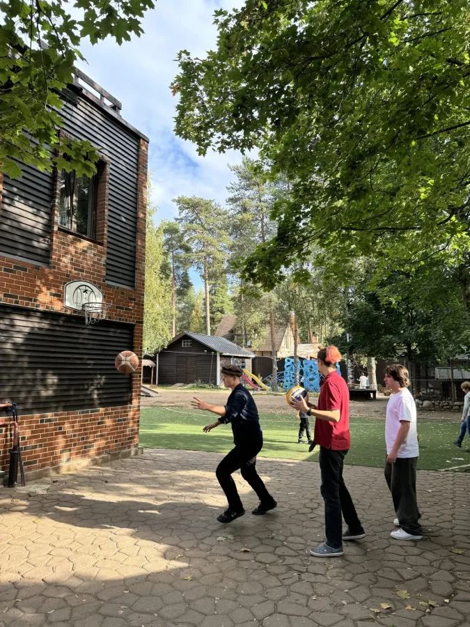 Загородные, языковые, IT и тематические программы для детей 6–17 лет — в том числе кулинарные смены в университете SWISSAM.