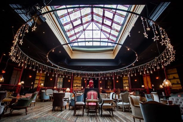 Рестораны в темноте, котокафе и шпионские бары. Самые необычные и интересные заведения Санкт-Петербурга. Атмосферные кафе, тематические рестораны. Где найти уютные места с характером.