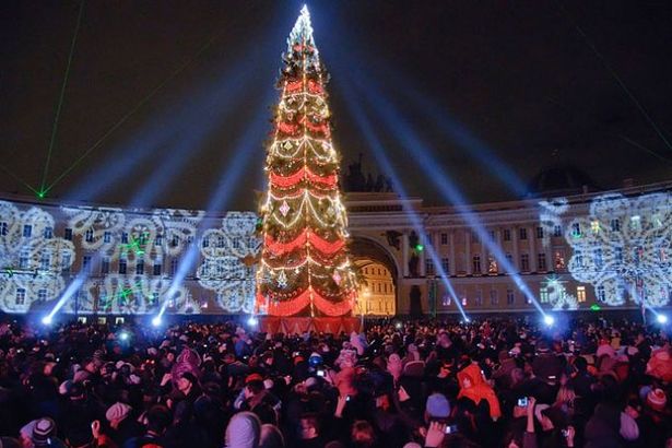 u0414u0435u0434 u041cu043eu0440u043eu0437 u0438u0437 u0412u0435u043bu0438u043au043eu0433u043e u0423u0441u0442u044eu0433u0430 u0437u0430u0436u0436u0435u0442 u043eu0433u043du0438 u043du0430 u0433u043bu0430u0432u043du043eu0439 u0435u043bu043au0435 u0433u043eu0440u043eu0434u0430