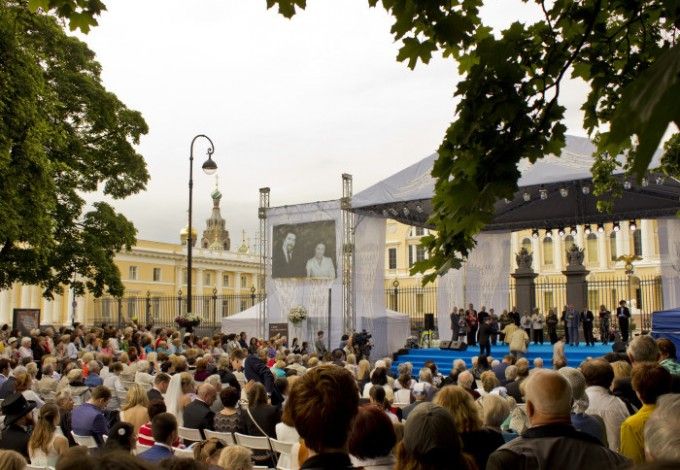 До 9 июля движение транспорта по улице от площади Искусств до Садовой будет прекращено, а на самой площади развернется большая праздничная программа с рыцарскими турнирами, свадебными танцами, шествием супружеских пар и концертом.