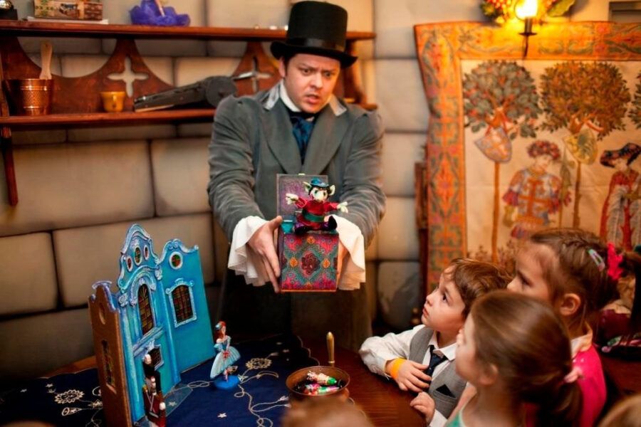 Парки аттракционов, интерактивные музеи, игровые центры, детские театры, кафе с анимацией, батутные парки и контактные зоопарки – куда сходить с ребенком в Петербурге? В подборке 114 мест для семейного отдыха.