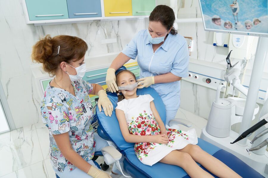 Современный интерьер стоматологии МЕДИ с профессиональным оборудованием и детской игровой зоной