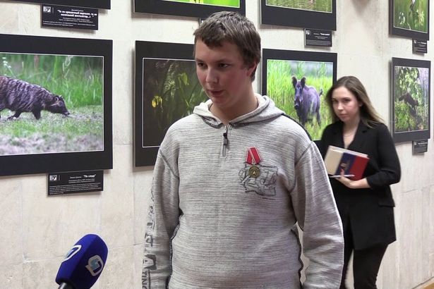 15-летний юноша из Ленинградской области совершил героически поступок, спас двух девочек от пожара в своем доме. 27 декабря в День спасателя школьника наградили медалью МЧС России «За отвагу на пожаре».