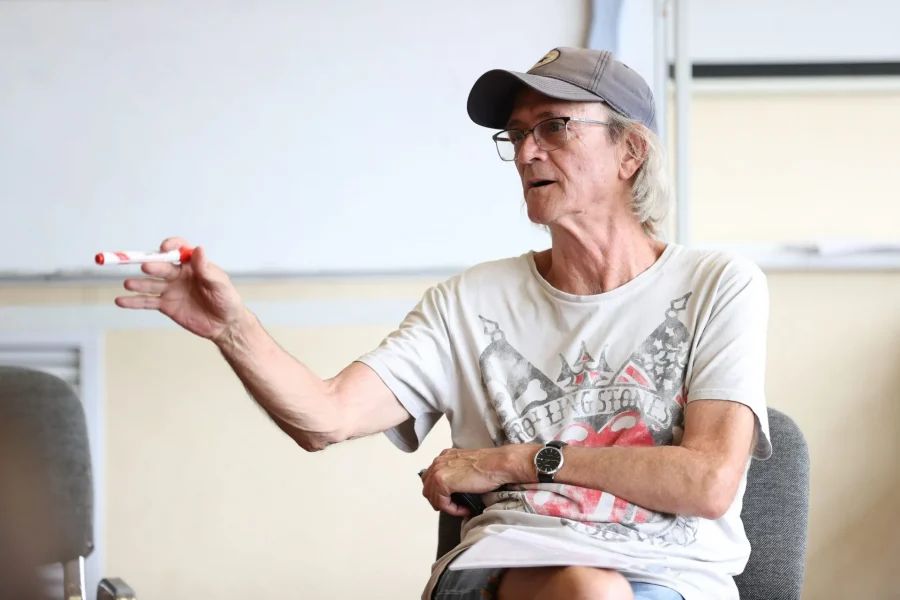 Дети занимаются английским с носителями языка в современном отеле Лингвамания