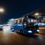 Большие бесплатные автобусы ходят до ТРК «Питер Радуга».  Первый едет от станции метро «Парк Победы», другой от кинотеатра «Слава» (проспект Славы, 36).  Следует отметить, что транспорт следуют без промежуточных остановок, но ходит с небольшим интервалом в 10-15 минут.