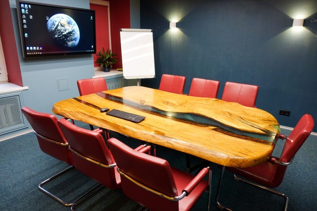 Вместо офиса и дома — комфортные и стильные рабочие пространства, где только вы, тишина и ноутбук. Ну и еще пара-тройка горящих дедлайнов, куда же без них. Питер Online составил подборку мест, где можно спокойно поработать, устроить совещания, провести занятия и подготовиться к экзаменам.