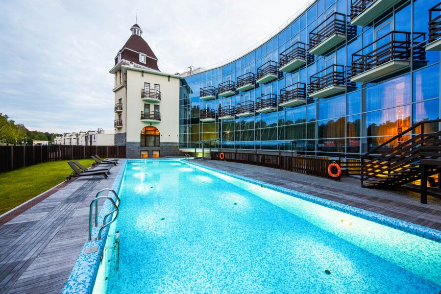 Средневековый городок с велнес-зоной, дворянская усадьба XIX века с шестью видами саун и открытым бассейном, загородный клуб с услугами ароматерапии и баней «по-черному». Питер Online собрал список из 15 лучших спа-курортов под Петербургом, где можно расслабиться и восстановить силы в хаммаме, побаловать себя медовым массажем, насладиться тишиной и спокойствием, прекрасными видами и чистейшим лесным воздухом.