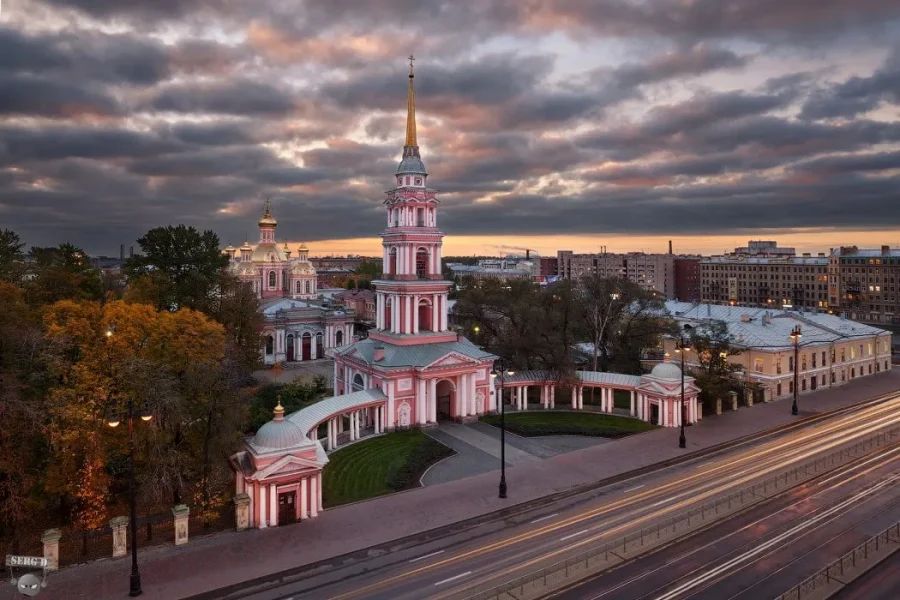 Крестовоздвиженский собор на пересечении Лиговского проспекта и Обводного канала - исторический православный храм с характерной архитектурой 
