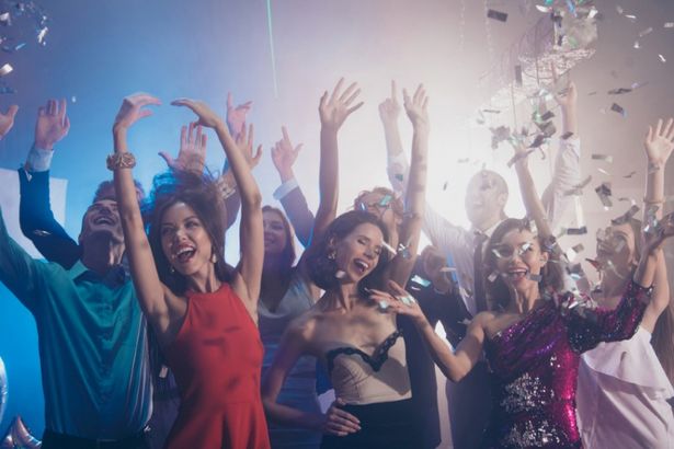 u0413u0434u0435 u0432 u041fu0435u0442u0435u0440u0431u0443u0440u0433u0435 u043du0435u043eu0431u044bu0447u043du043e u043fu0440u043eu0432u0435u0441u0442u0438 u044fu0440u043au0438u0439 u043au043eu0440u043fu043eu0440u0430u0442u0438u0432 u0438 u043eu0442u0434u043eu0445u043du0443u0442u044c u0431u043eu043bu044cu0448u043eu0439 u043au043eu043cu043fu0430u043du0438u0435u0439