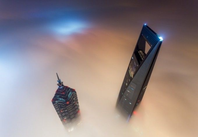 Выставка «На высоте», которая пройдет в музее Эрарта, будет включать лучшие фотографии мирового турне Вадима Махорова и Виталия Раскалова, снятые ими в самых впечатляющих, опасных и труднодоступных местах земного шара. Она предоставит зрителю уникальную возможность примерить на себя одновременно опыт супергероев, покоряющих недоступные вершины, и опыт художников, умеющих любоваться красотой окружающего мира так, что дух захватывает.