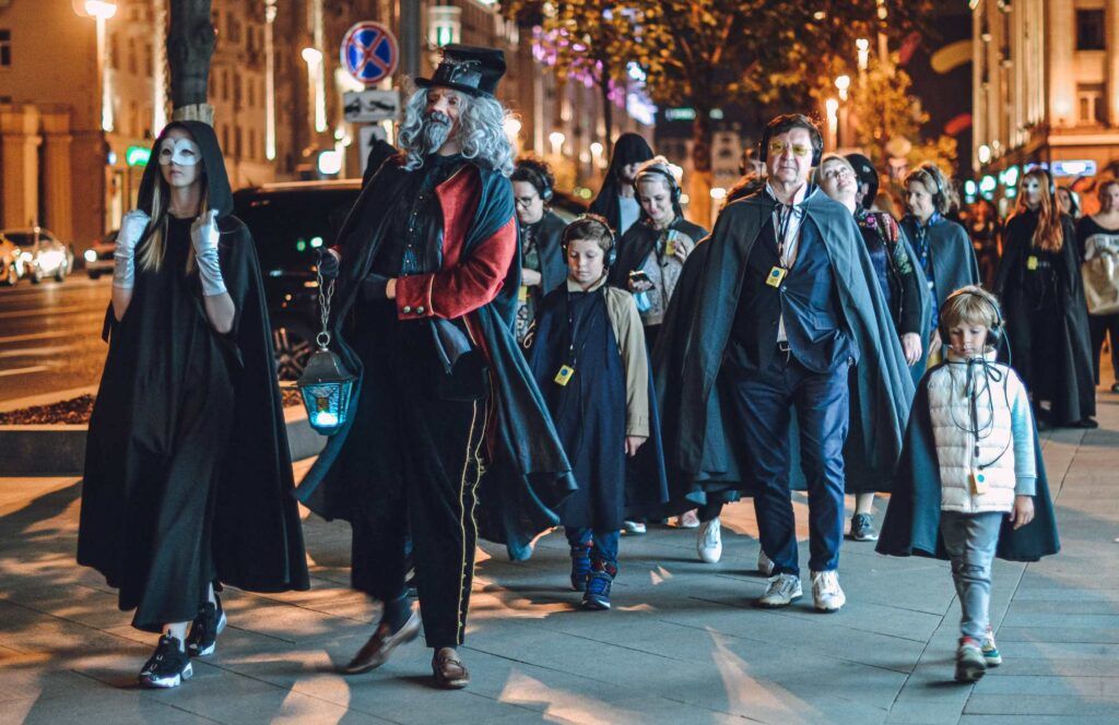 Каток среди леса, рождественские концерты в особняке, сверкающие ярмарки с запахом корицы и глинтвейна, атмосферные кафешки и умопомрачительные декорации улиц — вот они, атрибуты новогоднего Петербурга. Вы без напряга организуете себе насыщенную программу на праздники. Читайте статью Питер Online и сохраняйте 30 классных идей, куда пойти и на что посмотреть в зимние каникулы.