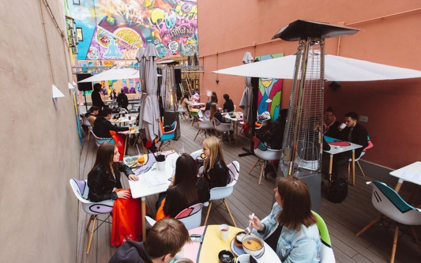 Команда азиатского бара Tsunami решила порадовать гостей и открыть террасу на свежем воздухе, которая располагается в ярком граффити-дворе на Лиговском проспекте, 39.