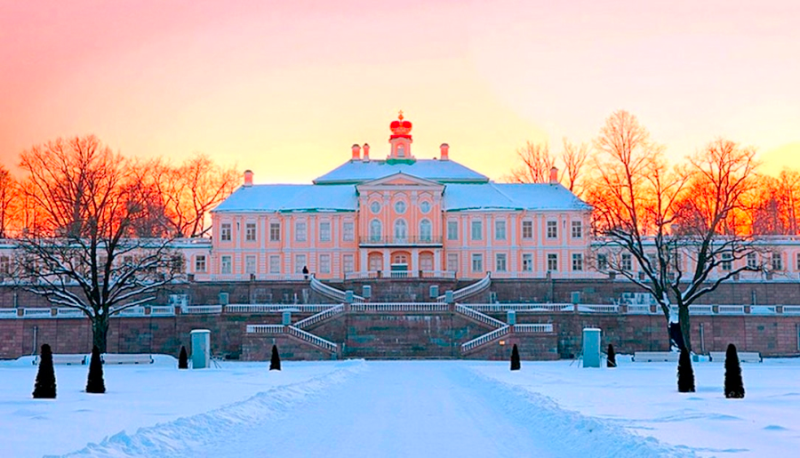 Ораниенбаумский парк зимой с видом на дворец Меншикова, покрытый снегом с заснеженными деревьями вокруг