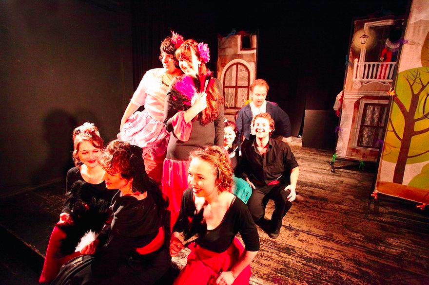 Экспериментальные постановки, необычный взгляд на привычный сюжет, захватывающая игра актеров — самый древний вид искусства сегодня может быть бесплатным и интересным одновременно в этих театрах: