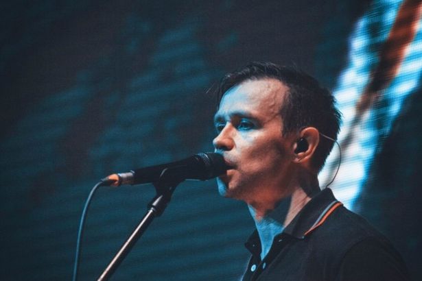 Уже совсем скоро, 8 октября, на сцене клуба «Космонавт» выступит самобытный и оригинальный Дельфин. Ему уже давно присваивают такие имена, как Человек-атмосфера или Человек-невидимка. В своих песнях он всегда поднимает актуальные темы, умело их завуалировав безупречным ритмом и плавными мотивами. Этой осенью артист порадует своих гостей электрической программой: слушатели смогут погрузиться в настоящий океан музыки и послушают любимые песни.