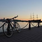 Велосипедные дорожки – это прекрасная возможность объехать сразу много красивых мест Санкт-Петербурга: живописные парки, мосты, памятники архитектуры и музеи. Самые удобные веломаршруты, как в центре города, так и по окраинам - в нашей подборке. 