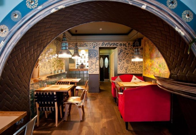 Традиционные узбекские лепешки и блюда в кафе Бугурсок