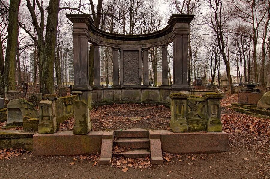 Старинные склепы и надгробия на Смоленском лютеранском кладбище