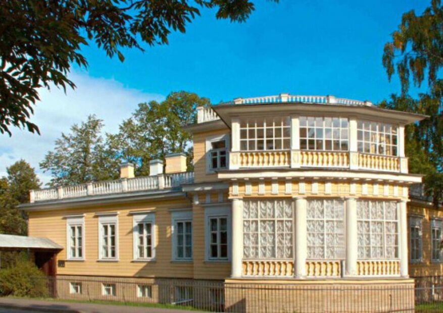 Деревянный одноэтажный дом с мезонином — дача, где жил Пушкин