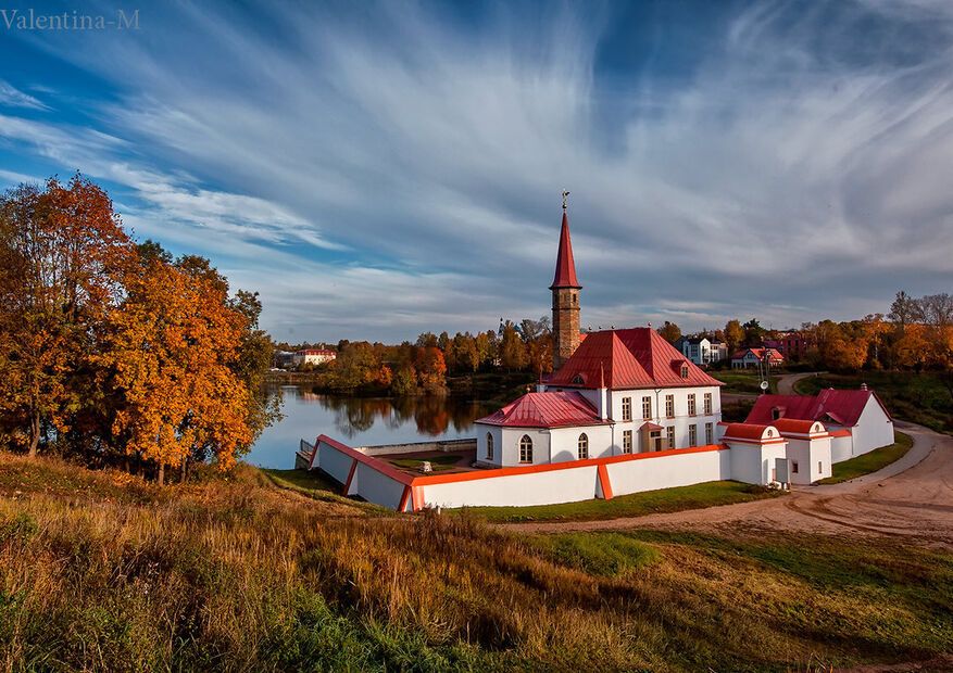 Необычное здание Приоратского дворца с башней у озера