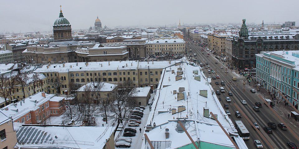 Каток среди леса, рождественские концерты в особняке, сверкающие ярмарки с запахом корицы и глинтвейна, атмосферные кафешки и умопомрачительные декорации улиц — вот они, атрибуты новогоднего Петербурга. Вы без напряга организуете себе насыщенную программу на праздники. Читайте статью Питер Online и сохраняйте 30 классных идей, куда пойти и на что посмотреть в зимние каникулы.