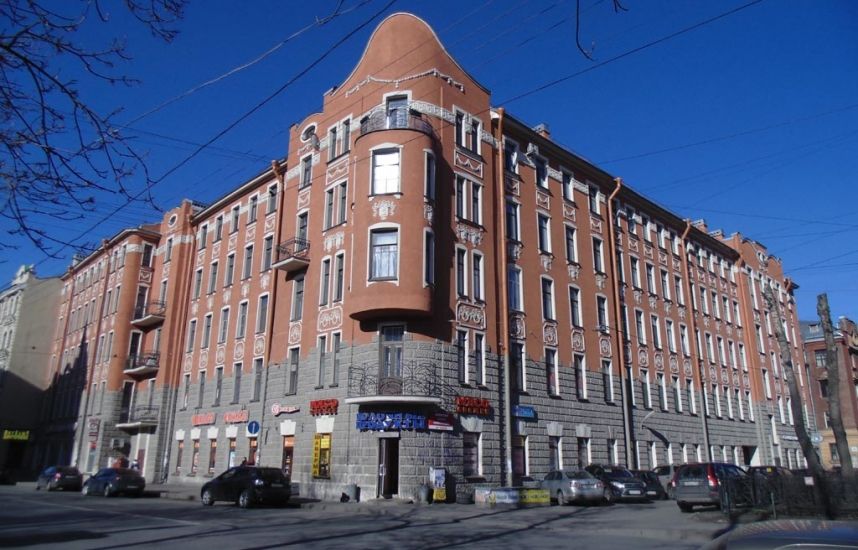 Фасад бывшего театра, превращенного в доходный дом