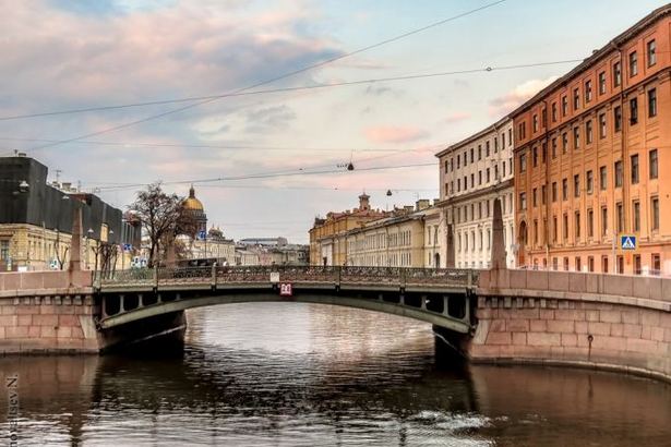 Весной Санкт-Петербург превращается в самое романтичное место на земле: Большая Конюшенная улица становится в ярко-зеленых тонах, аллеи и дорожки петербургских садов наполняются солнцем и прекрасным свежим воздухом, а по питерским дворикам гуляет прохладный ветерок, намекая на то, что нужно покрепче прижать близкого человека к себе и отправиться на прогулку.&nbsp;