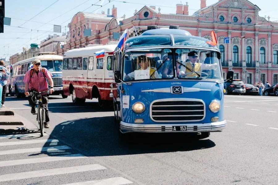 Парад ретро-автомобилей и автобусов на Невском проспекте во время Международного транспортного фестиваля «ТранспортФест»