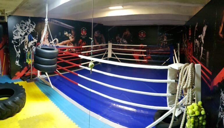 Клуб боевых искусств, где профессиональные и опытные тренеры – Чемпионы Мира, России и Европы помогут каждому освоить разные виды единоборств: каратэ, дзюдо, муай-тай, айкидо, самбо и другие. Здесь проводят групповые и индивидуальные тренировки как для детей, так и для взрослых.