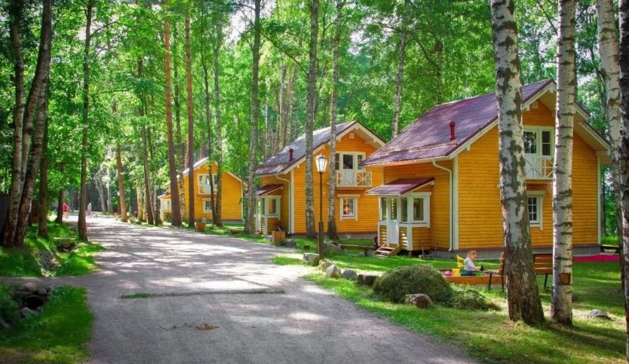 Комфортабельные деревянные коттеджи и таунхаусы загородного курорта Дача с видом на озеро Суходольское и прибрежную инфраструктуру