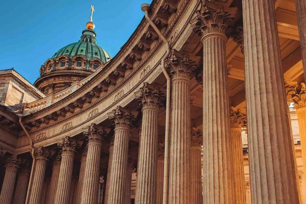 Деловая поездка в Северную столицу может быть не только продуктивной, но и комфортной. Санкт-Петербург предлагает все необходимые сервисы для бизнес-путешественников: от премиальных трансферов до конференц-залов мирового уровня. Мы собрали самую актуальную информацию для тех, кто ценит время и комфорт.