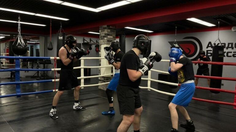 Клуб боевых искусств, где профессиональные и опытные тренеры – Чемпионы Мира, России и Европы помогут каждому освоить разные виды единоборств: каратэ, дзюдо, муай-тай, айкидо, самбо и другие. Здесь проводят групповые и индивидуальные тренировки как для детей, так и для взрослых.