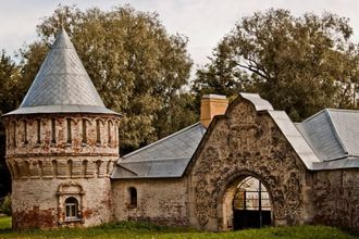 Место, переносящее путников во времена былин и сказок расположился в Царском селе. При том, что Феодоровский городок был построен аж в 1913 году, в нем есть и резные наличники и живописные башенки и даже мастерские национальных русских ремесел. 