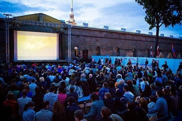 u0412 u041fu0435u0442u0440u043eu043fu0430u0432u043bu043eu0432u0441u043au043eu0439 u043au0440u0435u043fu043eu0441u0442u0438 u043fu043eu044fu0432u0438u0442u0441u044f u0431u0435u0441u043fu043bu0430u0442u043du044bu0439 u043au0438u043du043eu0442u0435u0430u0442u0440 u043fu043eu0434 u043eu0442u043au0440u044bu0442u044bu043c u043du0435u0431u043eu043c